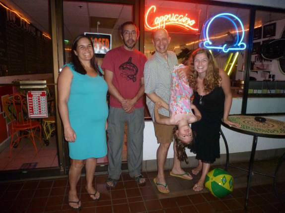 O alegre reencontro com os amigos de Seattle, o David, a Corinne e a espevitada Talia, em sorveteria de Kihei, em Maui, no Havaí